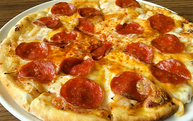 ペパロニとトマトソースのピザ